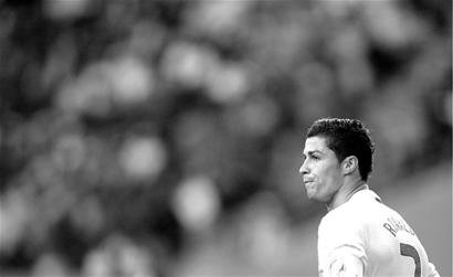 英超争议判罚：布莱顿进球犯不犯规？（英超引发争议：布莱顿这粒进球该判犯规吗？）