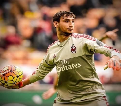 足球报：海港有意杨希，徐彬留洋仍存不确定，西海岸资金有困（足球报：海港有意引进杨希，徐彬留洋前景未明，西海岸资金紧张）