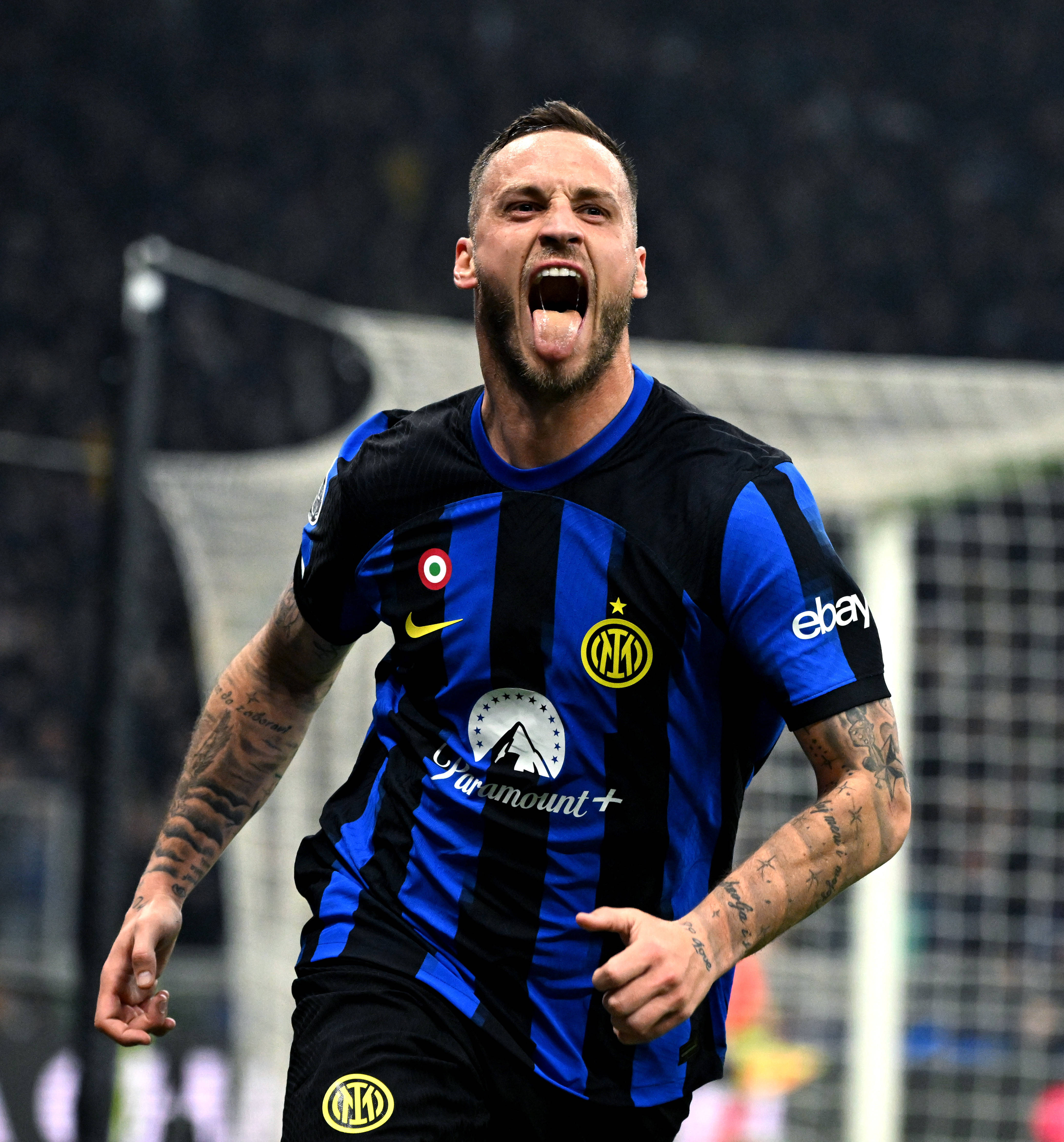 记者：弗拉霍维奇遭佛罗伦萨球迷种族歧视侮辱，导致比赛中断