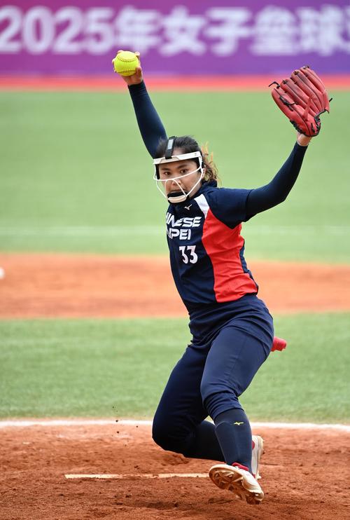 头球建功！利兹联后卫比约尔是第4位英超进球的斯洛文尼亚球员（利兹联后卫比约尔头球破门，成为英超进球的第4位斯洛文尼亚球员）