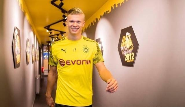 记者：李可并未参加申花赛前合练，明天能否首发存疑（记者：李可缺席申花赛前合练，明日是否首发成疑）