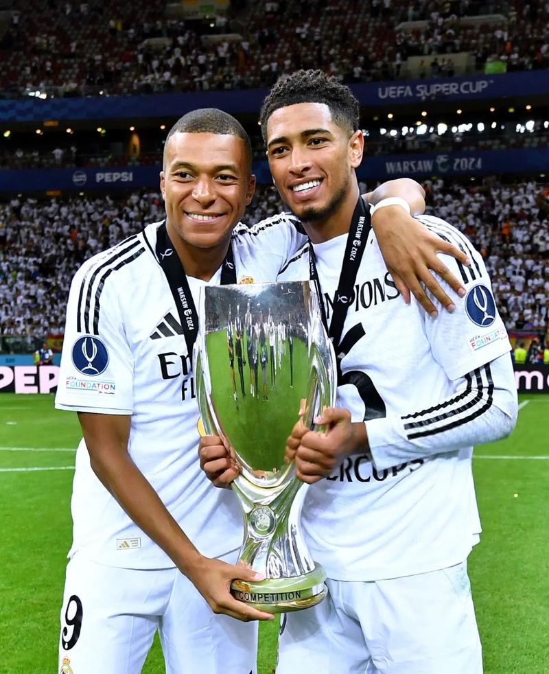 体坛：蒯纪闻左臂疑似骨裂，熊猫杯后U22国足多人受伤（体坛报道：蒯纪闻疑似左臂骨裂，熊猫杯后U22国足多名球员受伤）