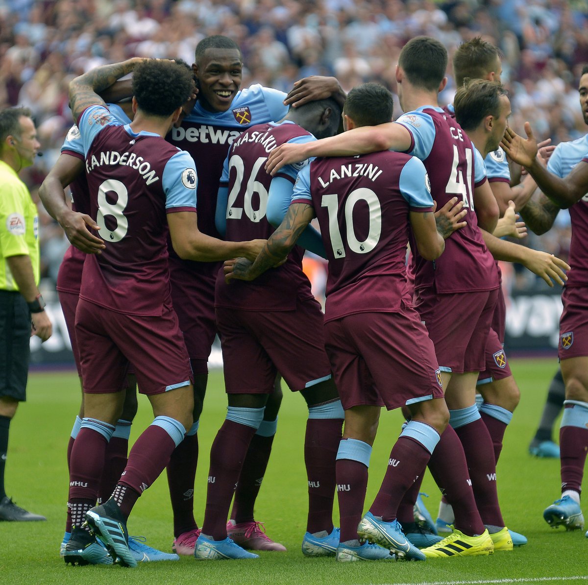 3-0大胜后的@埃尔切足球俱乐部 为大家带来一段胜利之舞（3-0告捷后，@埃尔切足球俱乐部献上胜利之舞）